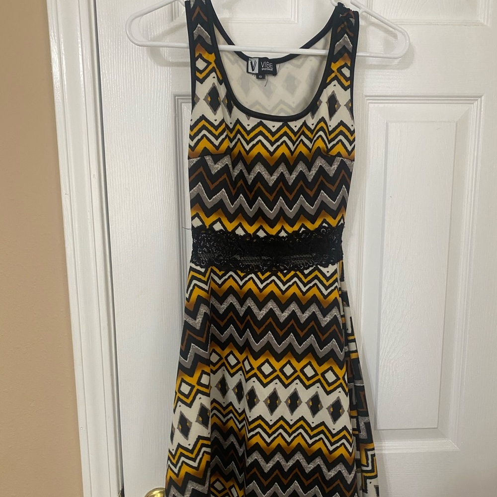 “Vibe Sportswear” dress with lace waist